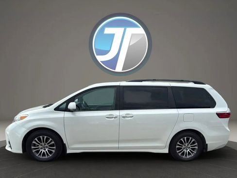 Used 2019 Toyota Sienna XLE w/ Entertainment Package image 16