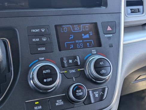 Used 2017 Toyota Sienna LE FWD image 20
