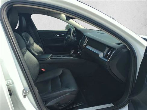 Used 2020 Volvo S60 T5 Momentum w/ Premium Package image 21