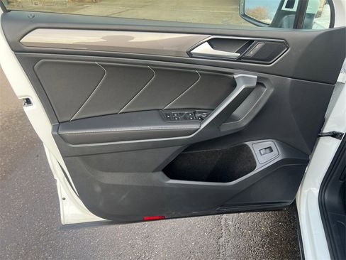 Used 2024 Volkswagen Tiguan SE w/ Panoramic Sunroof Package image 19