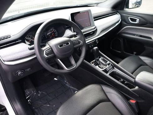 Used 2025 Jeep Compass Latitude image 9