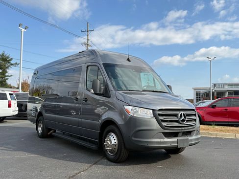 Used 2022 Mercedes-Benz Sprinter 4500 w/ Parking Package image 4