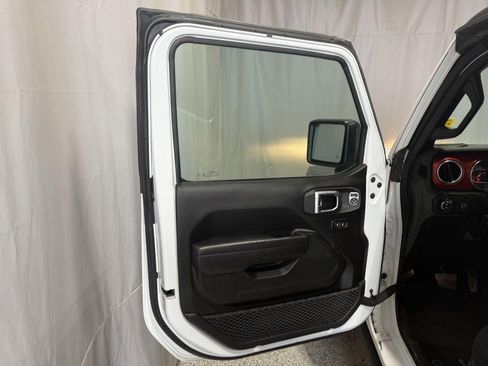 Used 2023 Jeep Gladiator Rubicon image 9