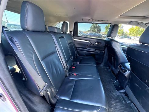Used 2016 Toyota Highlander XLE AWD/4WD image 25