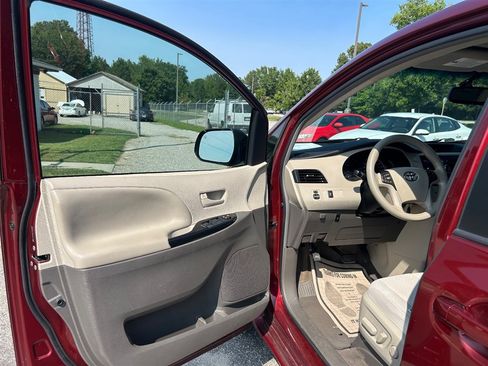 Used 2012 Toyota Sienna LE w/ Towing Pkg AWD/4WD image 10