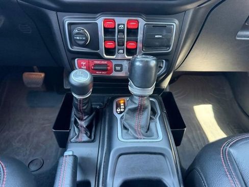 Used 2018 Jeep Wrangler Unlimited Rubicon w/ Dual Top Group AWD/4WD image 16