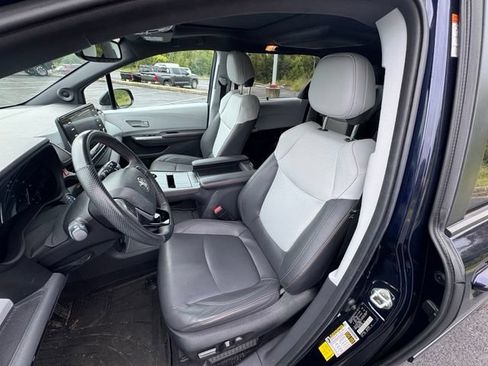 Used 2023 Toyota Sienna XSE w/ XSE Plus Package FWD image 15