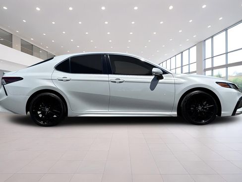 Used 2022 Toyota Camry XSE FWD image 3