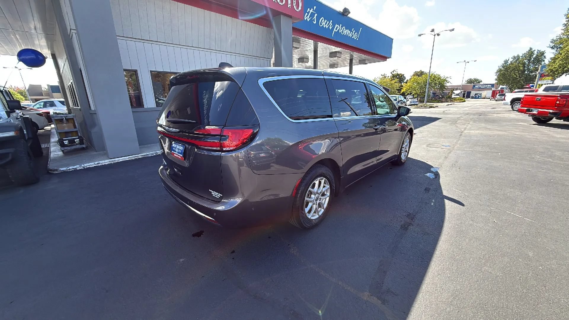 Used 2023 Chrysler Pacifica Touring FWD image 6