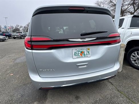 Used 2024 Chrysler Pacifica Touring-L image 4