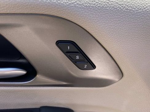 Used 2024 Chrysler Pacifica Touring-L FWD image 14