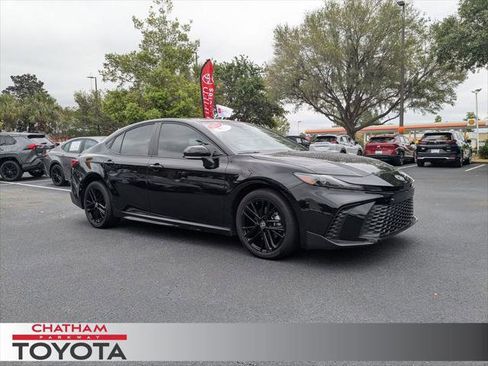 Certified 2025 Toyota Camry SE FWD image 1