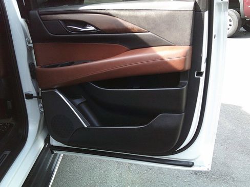 Used 2017 Cadillac Escalade ESV Luxury AWD/4WD image 37