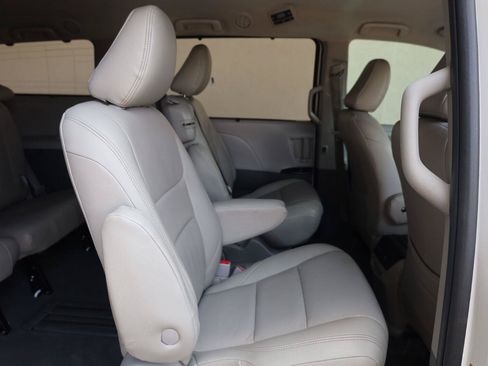 Used 2020 Toyota Sienna LE FWD image 19