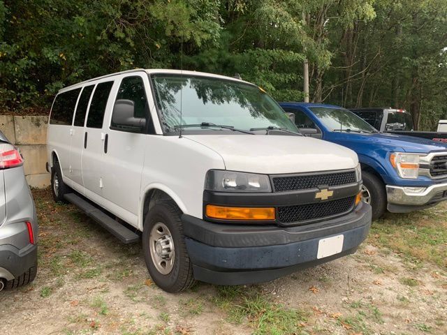 Used 2018 Chevrolet Express 3500 LS RWD image 2