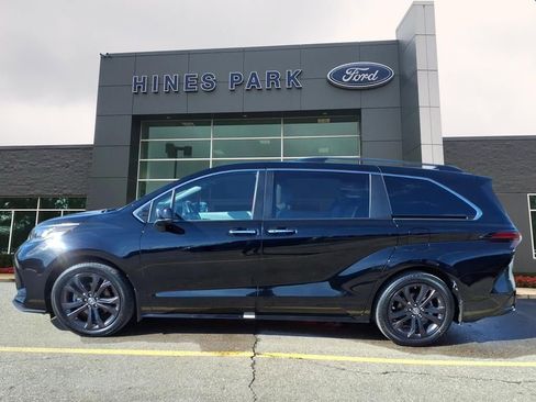 Used 2022 Toyota Sienna XSE image 4