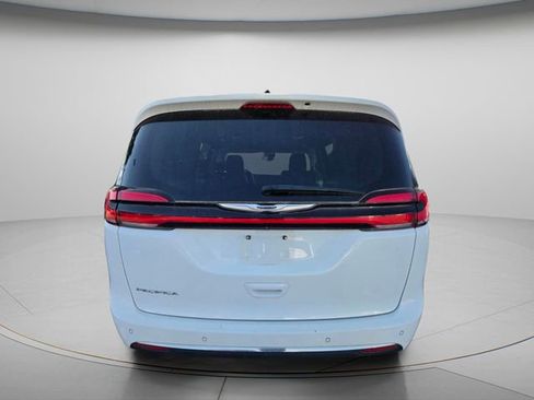 Used 2023 Chrysler Pacifica Touring-L FWD image 6