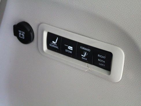 Used 2022 Chrysler Pacifica Limited image 34