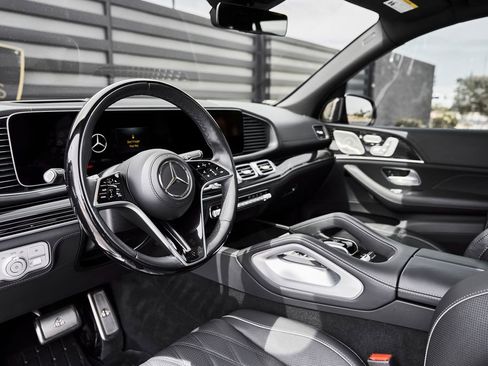 Used 2024 Mercedes-Benz Maybach GLS 600 4MATIC image 2