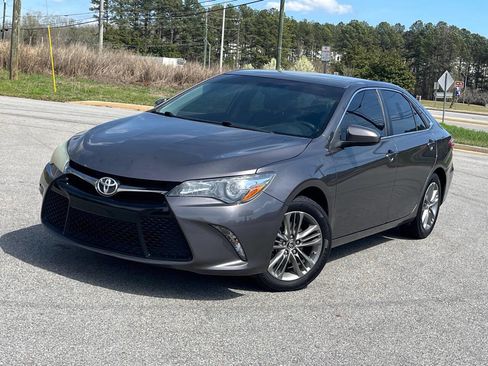 Used 2016 Toyota Camry SE image 1