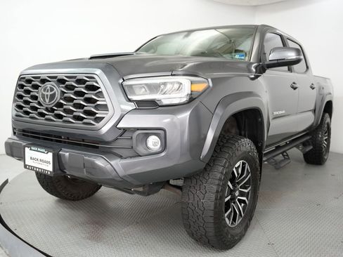 Used 2022 Toyota Tacoma TRD Sport w/ Technology Package image 3