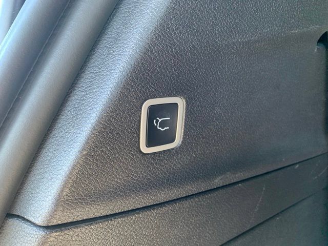 Used 2025 Chrysler Pacifica Limited FWD image 6