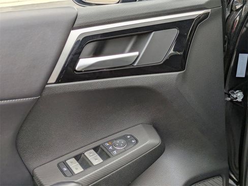 Used 2025 Mitsubishi Outlander SE image 16