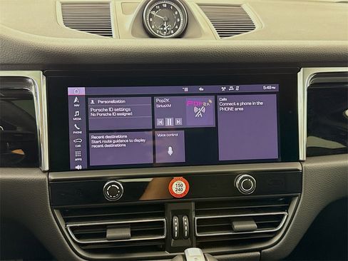 Certified 2025 Porsche Macan image 18