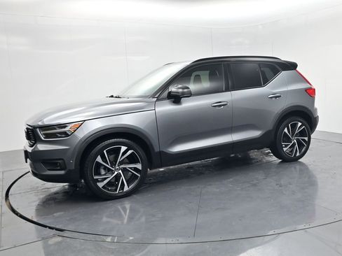 Used 2019 Volvo XC40 T5 R-Design image 4