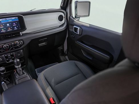 Used 2024 Jeep Wrangler Unlimited Sahara AWD/4WD image 29
