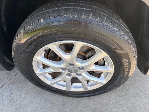 Used 2018 Jeep Cherokee Latitude Plus w/ Cold Weather Group image 27