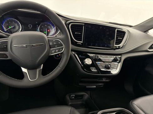 Used 2026 Chrysler Pacifica Select FWD image 19