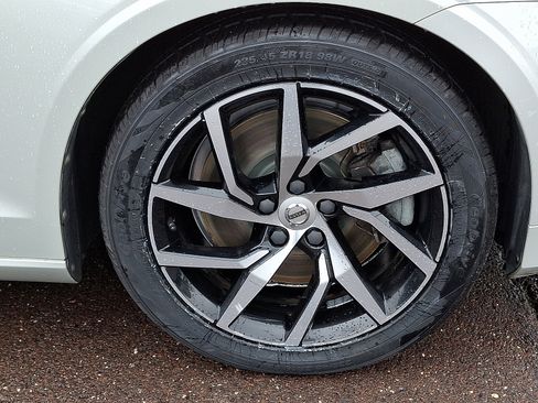 Used 2019 Volvo S60 T6 Momentum w/ Premium Package image 8