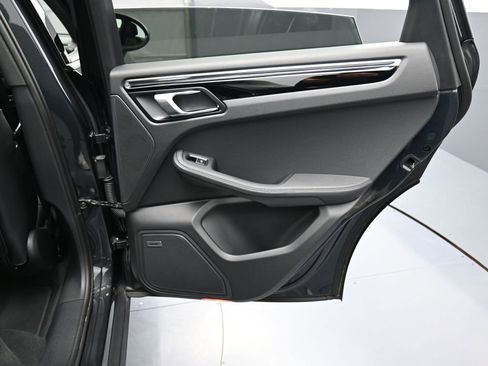 Certified 2025 Porsche Macan AWD/4WD image 26