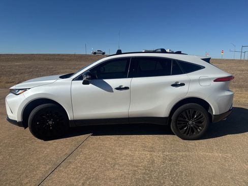 Used 2024 Toyota Venza Nightshade image 3