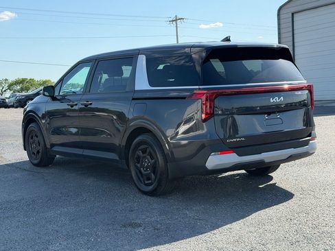 Used 2025 Kia Carnival LX FWD image 7