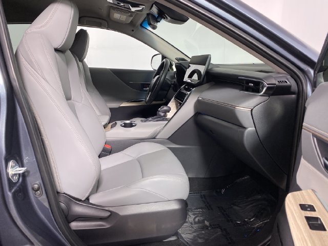 Used 2024 Toyota Venza XLE AWD/4WD image 8