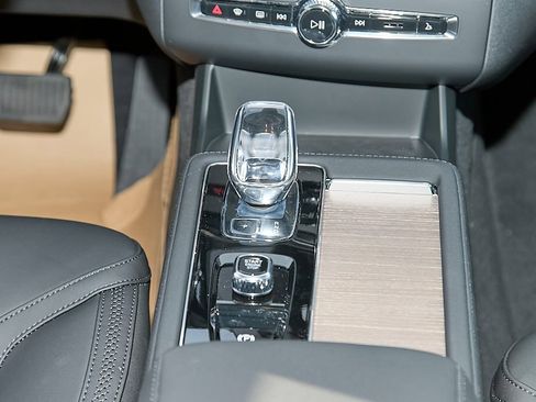 New 2026 Volvo XC90 B6 Plus w/ Protection Package Premier image 30