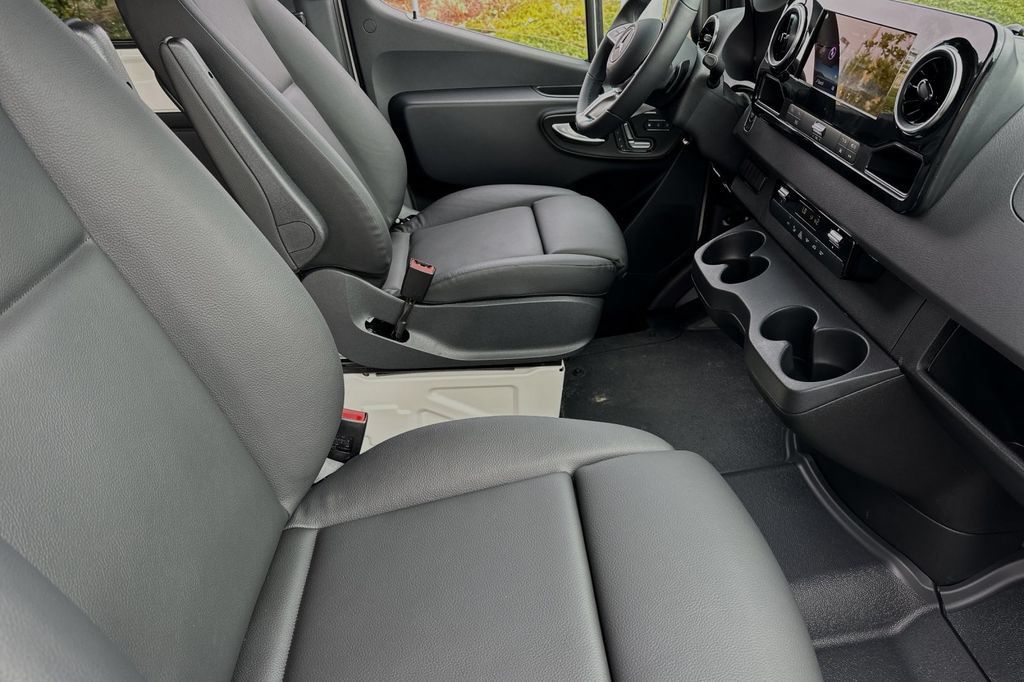 Used 2025 Mercedes-Benz Sprinter 2500 image 13