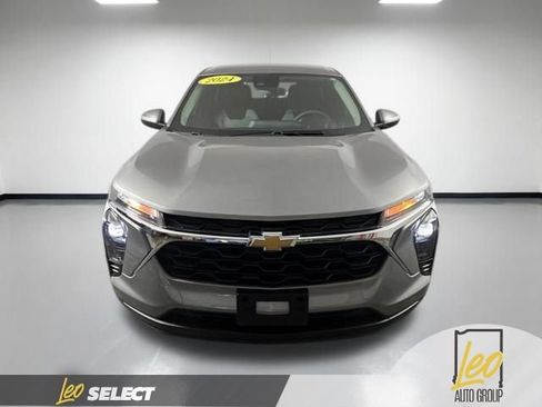 Used 2024 Chevrolet Trax LS w/ LS Convenience Package FWD image 9