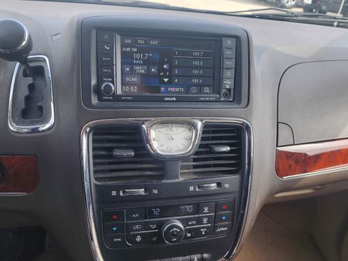 Used 2013 Chrysler Town & Country Touring-L w/ Driver Convenience Group image 11