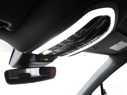 Certified 2025 Porsche Macan image 34