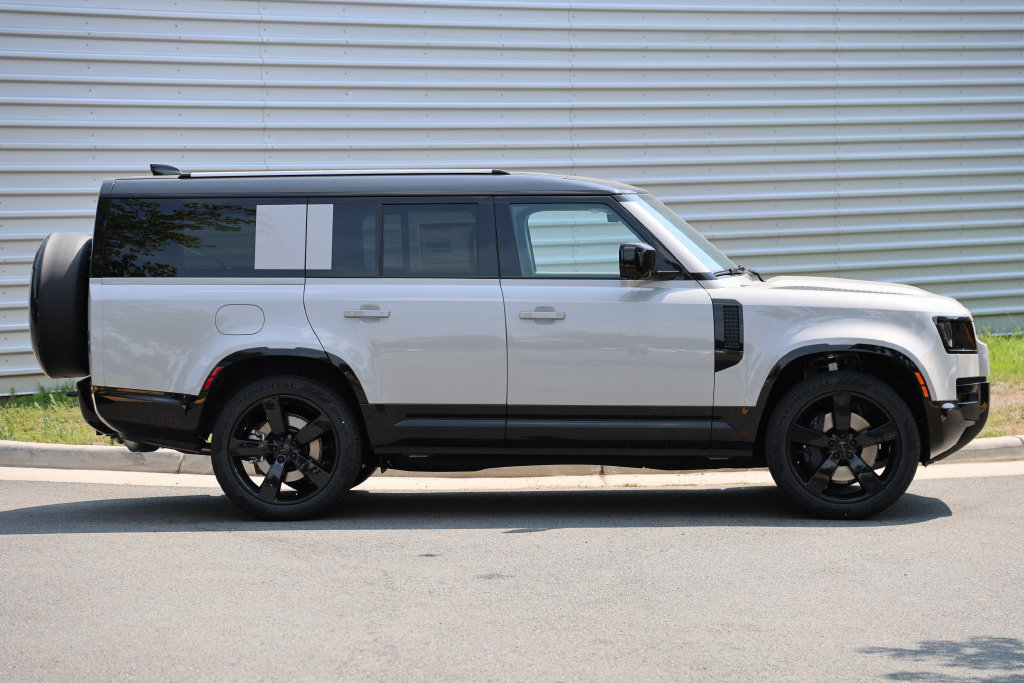 New 2026 Land Rover Defender 130 X-Dynamic SE AWD/4WD image 12