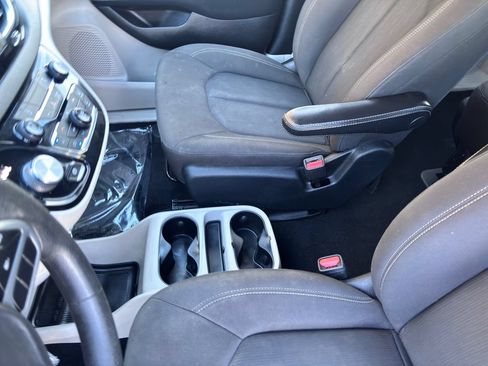 Used 2020 Chrysler Voyager L FWD image 28