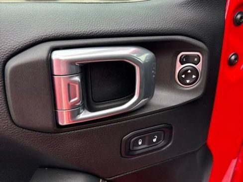 Used 2025 Jeep Wrangler Unlimited Sahara AWD/4WD image 13
