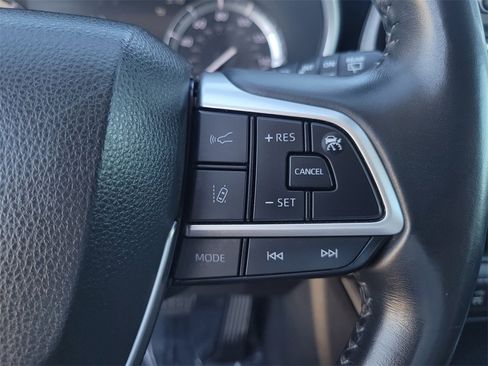 Used 2022 Toyota Highlander XLE image 7