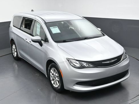 Used 2022 Chrysler Voyager LX FWD image 41