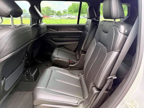 Used 2024 Jeep Grand Cherokee L Limited AWD/4WD image 13