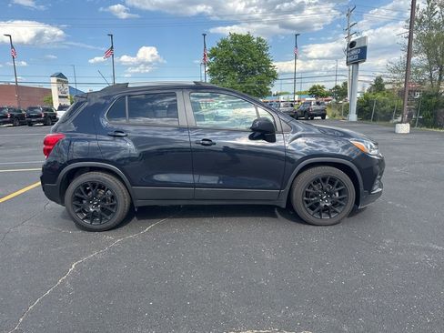 Used 2021 Chevrolet Trax LT w/ Premium Seat Package FWD image 4