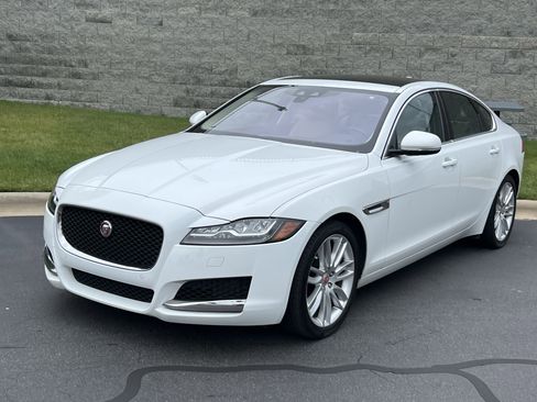 Used 2017 Jaguar XF Prestige RWD image 1